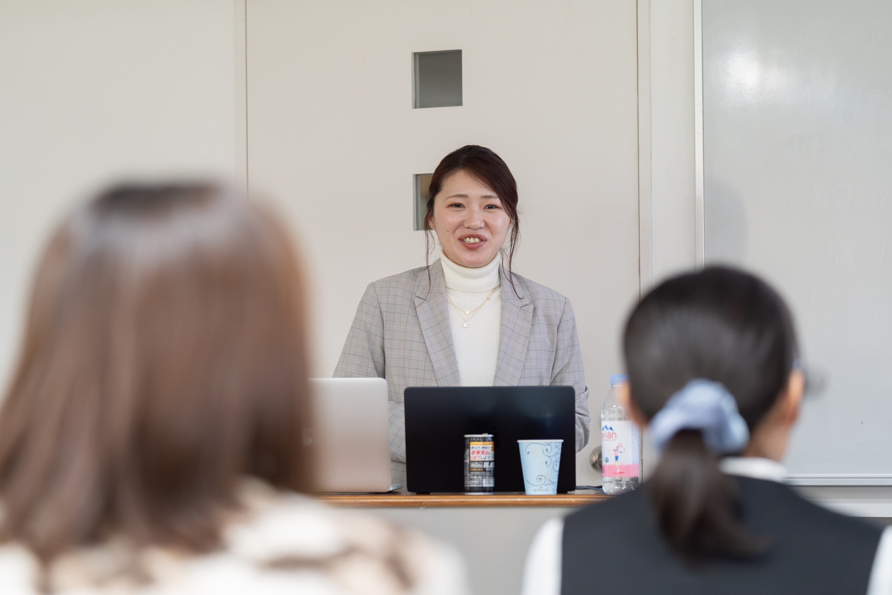 参加者と向き合ってキャリアについて話すゲスト講師
