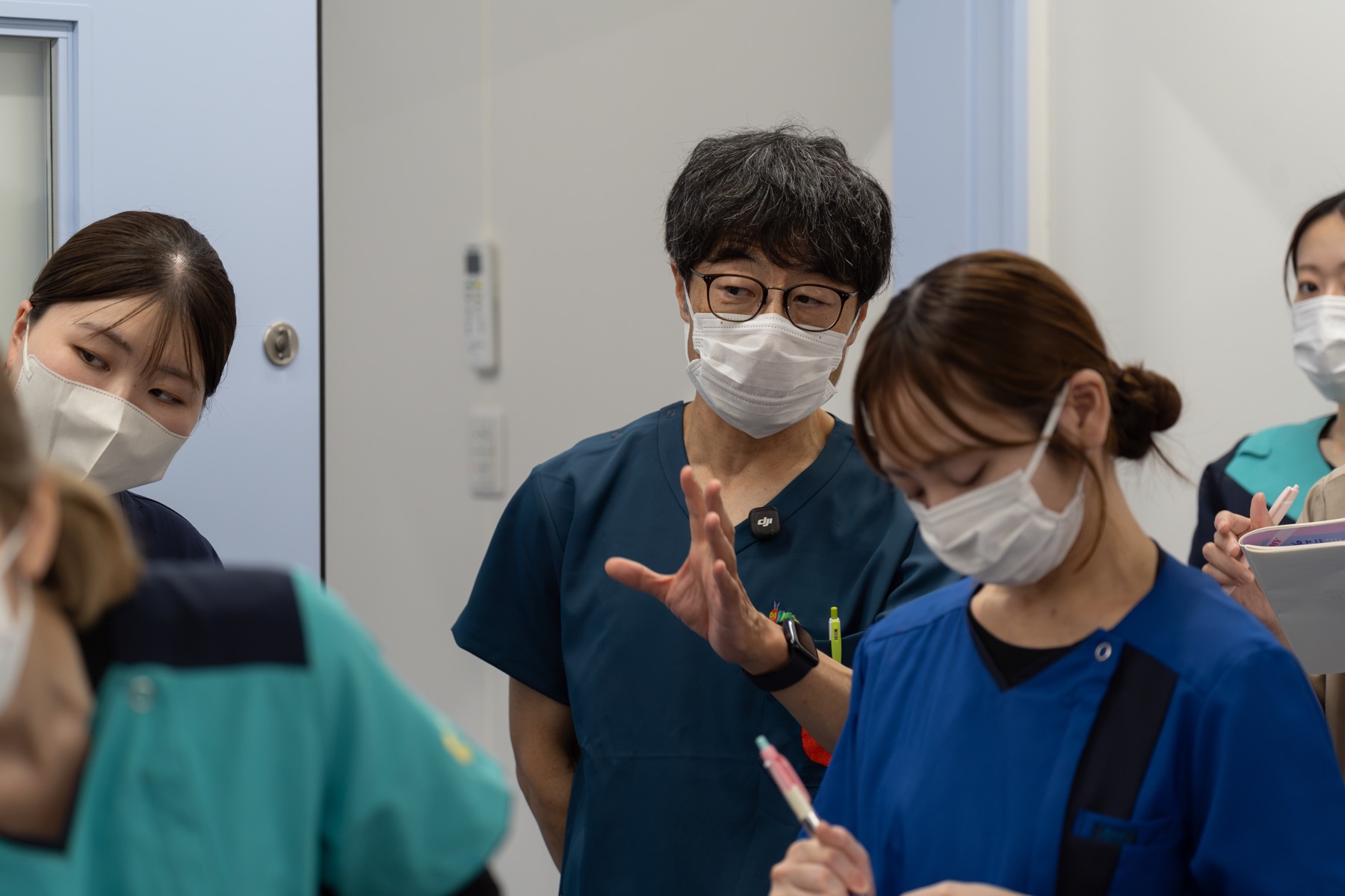 講師から近い距離で指導を受ける愛玩動物看護師